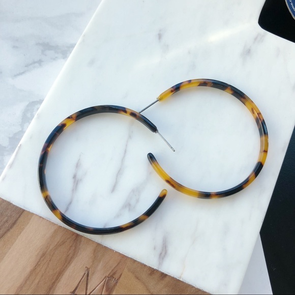 Resin Tatum Tortoise Hoop Earrings (Brown) - Picture 5 of 8